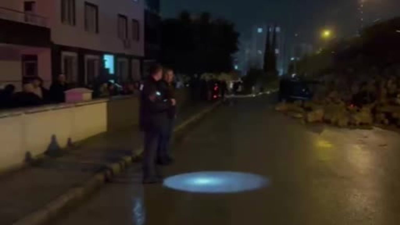 Hatay Payas'ta istinat duvarı çöktü; park halindeki araçların üzerine devrildi