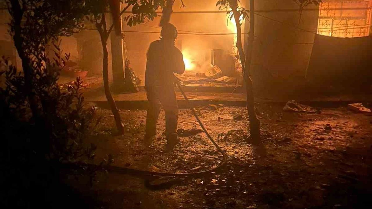 Hatay Reyhanlı'da ev yangını: itfaiye mahsur kalan kediyi kurtardı