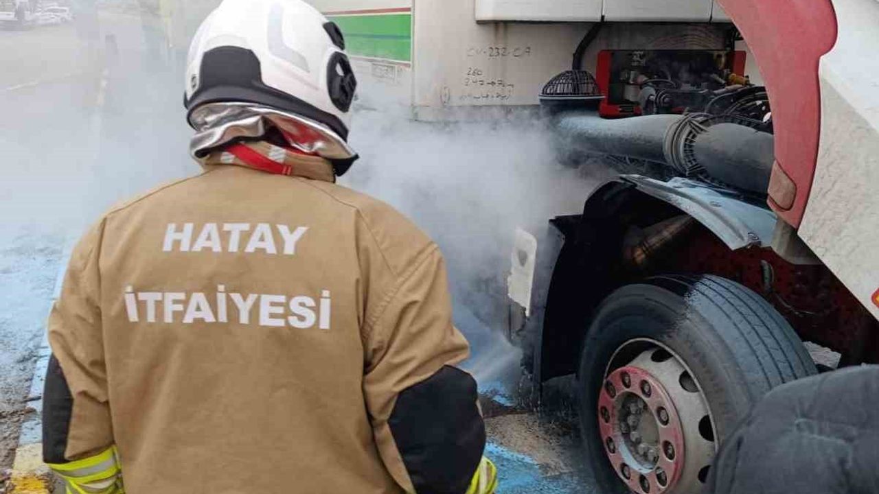 Hatay Reyhanlı'da tırın motorunda çıkan yangın büyümeden söndürüldü