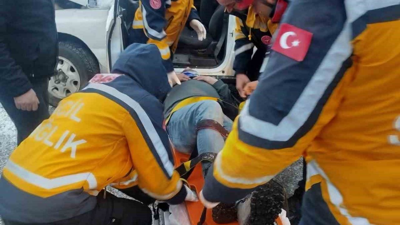 Havran'da buzlanma nedeniyle kamyonet ile arazi aracının çarpışması: 2 yaralı