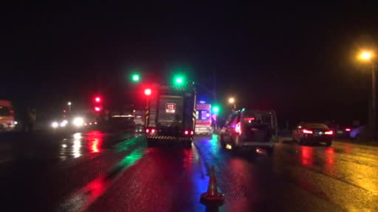 Hendek’te D-100'de servis minibüsü ile otomobil çarpıştı: 2 yaralı, sürücü kaçtı