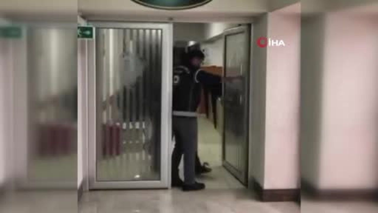 Hendek’te minibüste deterjan kutuları arasında 6 göçmen yakalandı; 1 organizatör tutuklandı