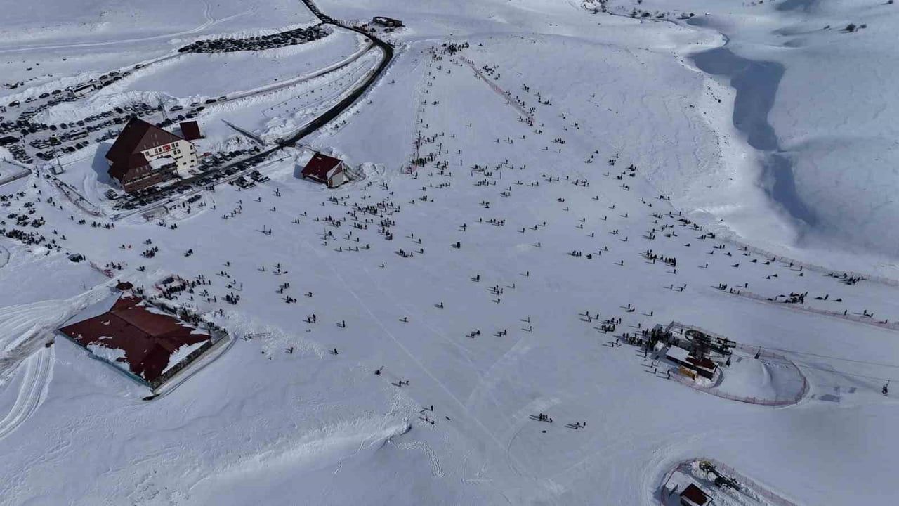 Hesarek Kayak Merkezi'nde yoğunluk: Yarıyıl tatilinde ziyaretçiler karın ve kayak keyfini yaşadı