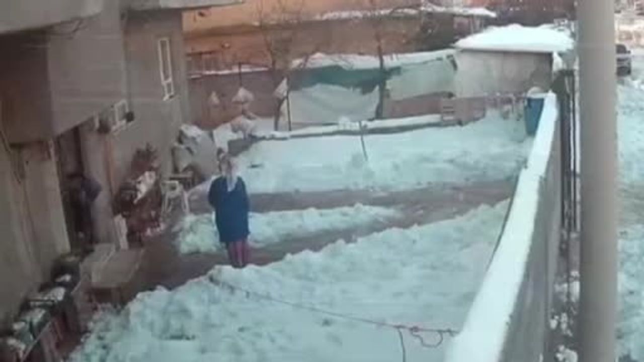 Hilvan'da kar sonrası buzlanan zeminde hane sakinleri art arda kaydı