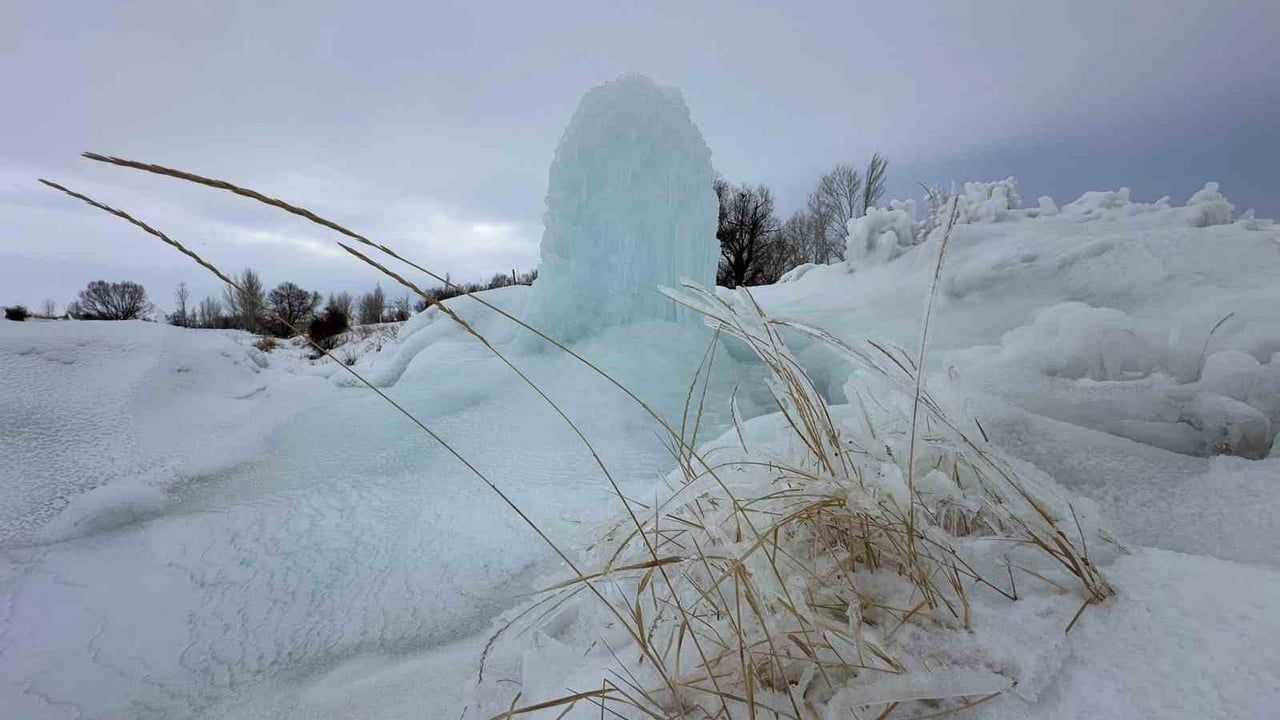 Hınıs Parmaksız Mahallesi'nde yaklaşık 4 metrelik doğal buz kütlesi oluştu