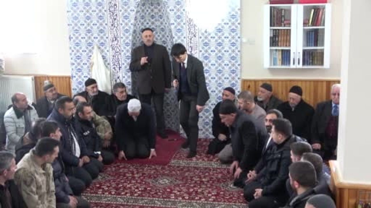 Hınıs'ta Ovakozlu'da iki aile arasındaki husumet kaymakam ve kanaat önderlerinin arabuluculuğuyla sona erdi