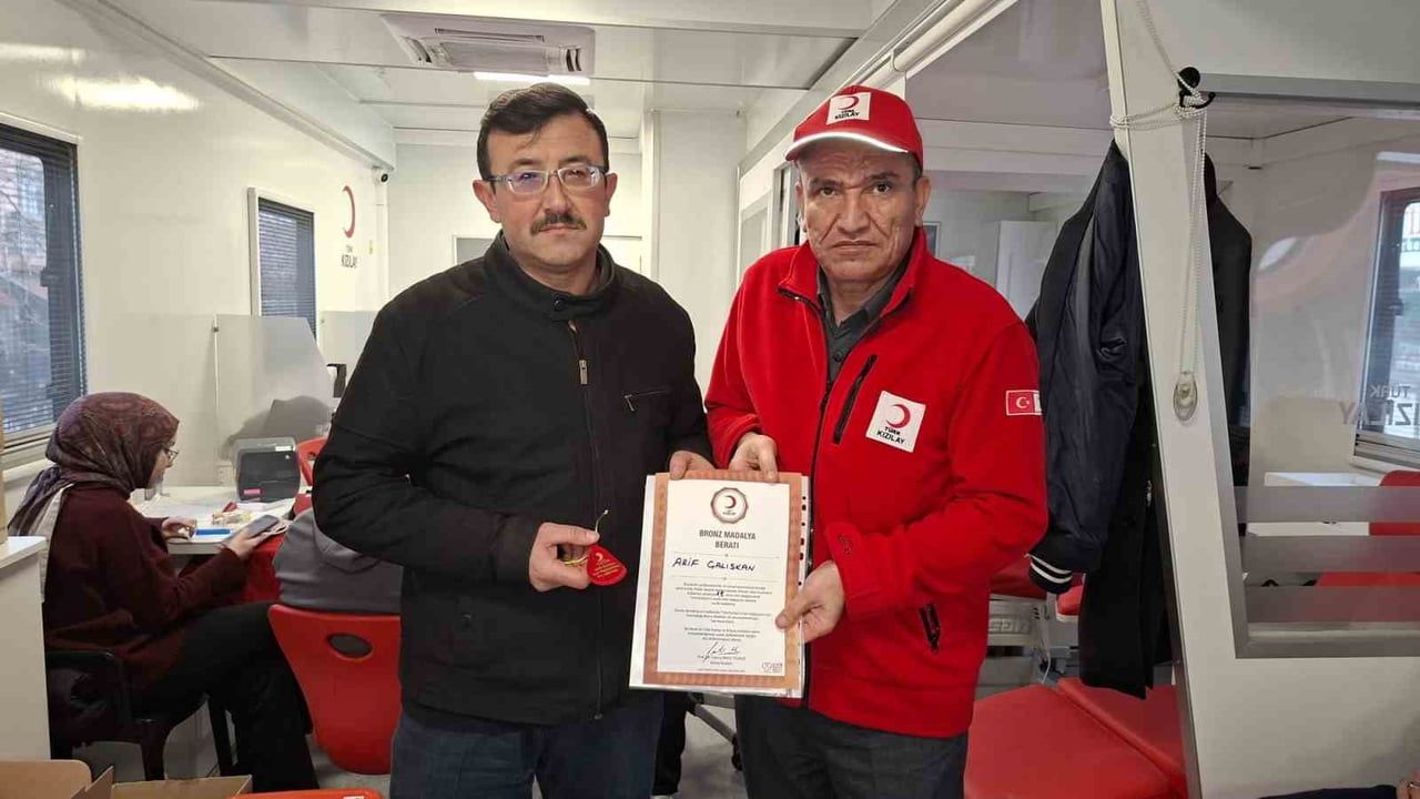 Hisarcık’ta 15'inci kan bağışını tamamlayan Arif Çalışkan'a bronz madalya
