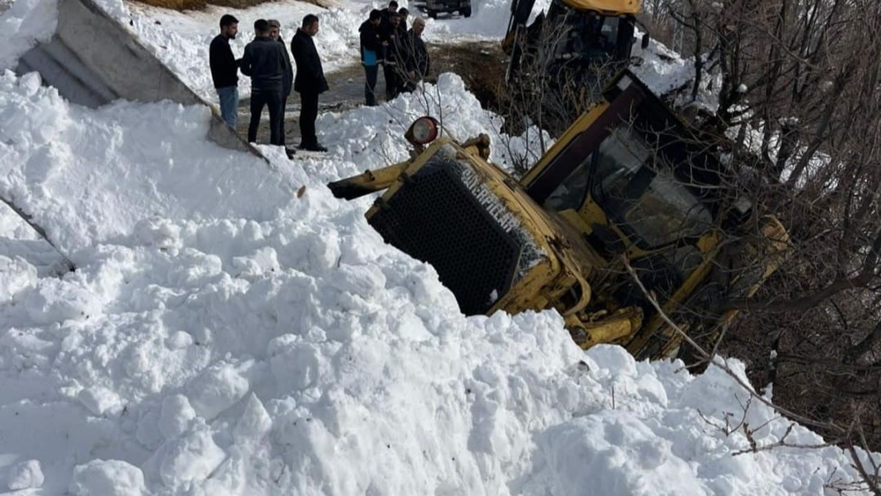 Hizan'da karla mücadele çalışmasında iş makinesi kaydı; yaralanma yok