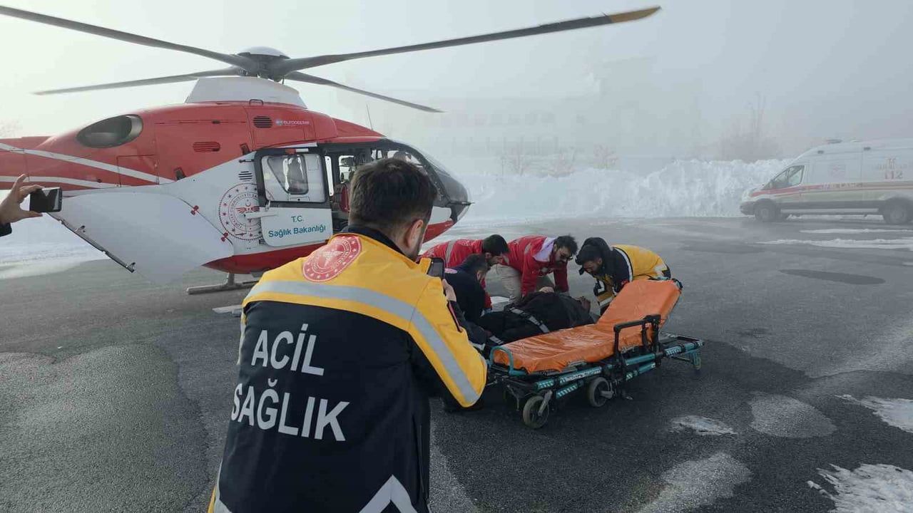 Hizan'da KOAH hastası ambulans helikopterle Tatvan Devlet Hastanesi'ne sevk edildi