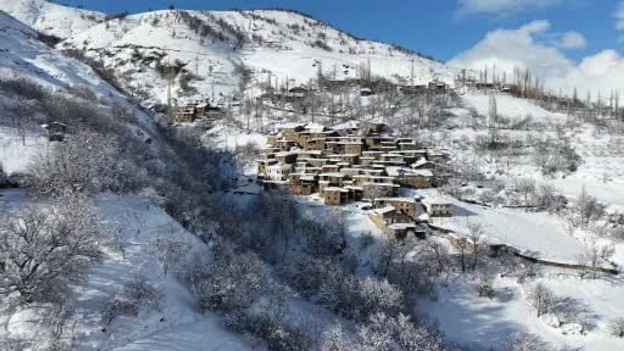 Hizan’ın taş evleri kar örtüsüyle kartpostal görüntüleri sunuyor