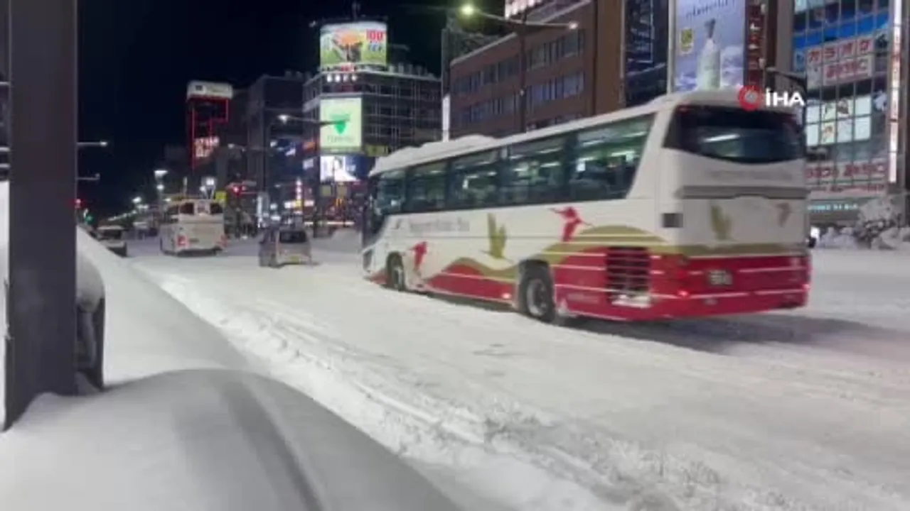 Hokkaido'da yoğun kar ulaşımı felç etti: New Chitose Havalimanı'nda 7 bin yolcu mahsur kaldı