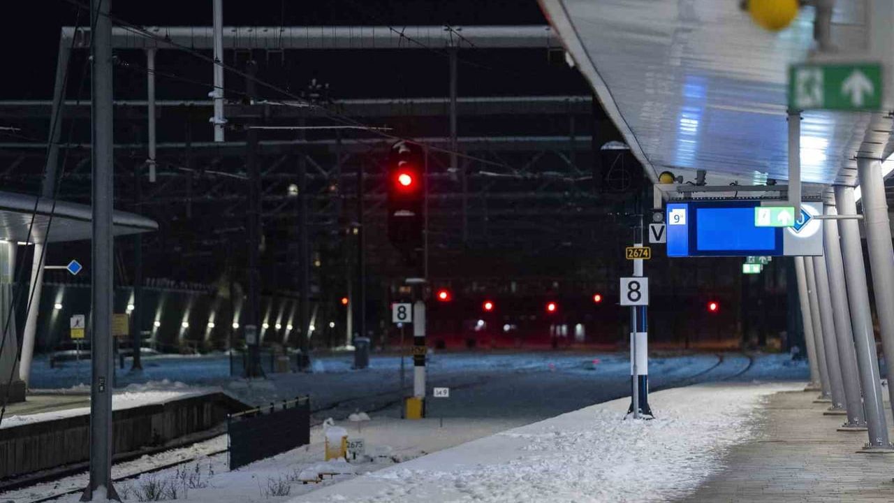 Hollanda'da yoğun kar: Tren seferleri durdu, Schiphol'de en az 300 uçuş iptal