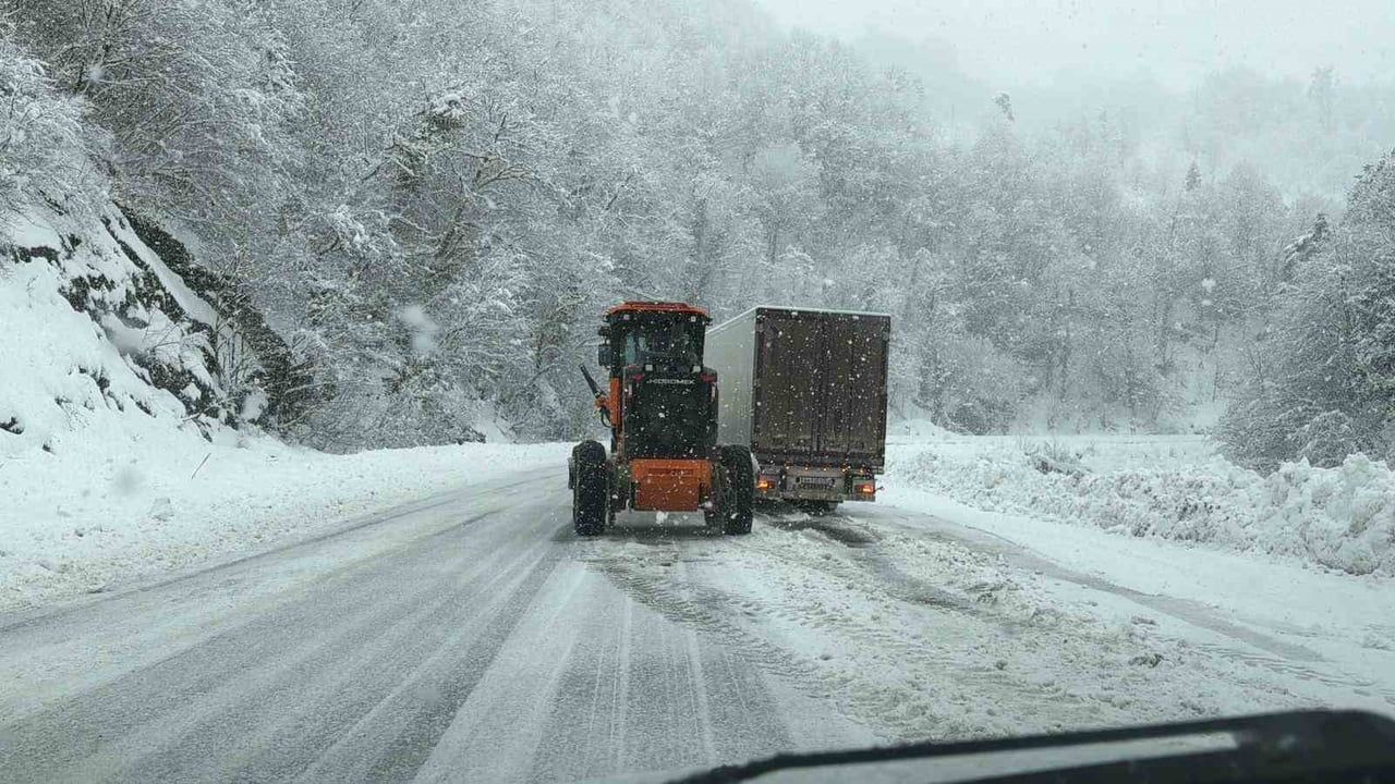 Hopa-Borçka Karayolunda Kar ve Tipi Ulaşımı Zorluyor; Karayolları Aralıksız Çalışıyor