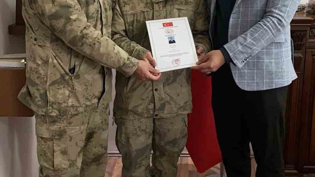 Hozat’ta Uzman Çavuş Yunus Can, karakoluna katkısı nedeniyle başarı belgesi aldı