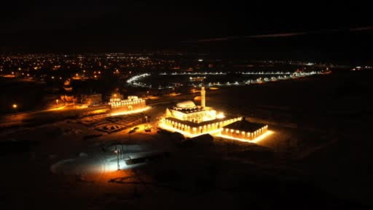 Hüsrev Paşa Camii'nin yeni ışıklandırması Van siluetinde öne çıktı