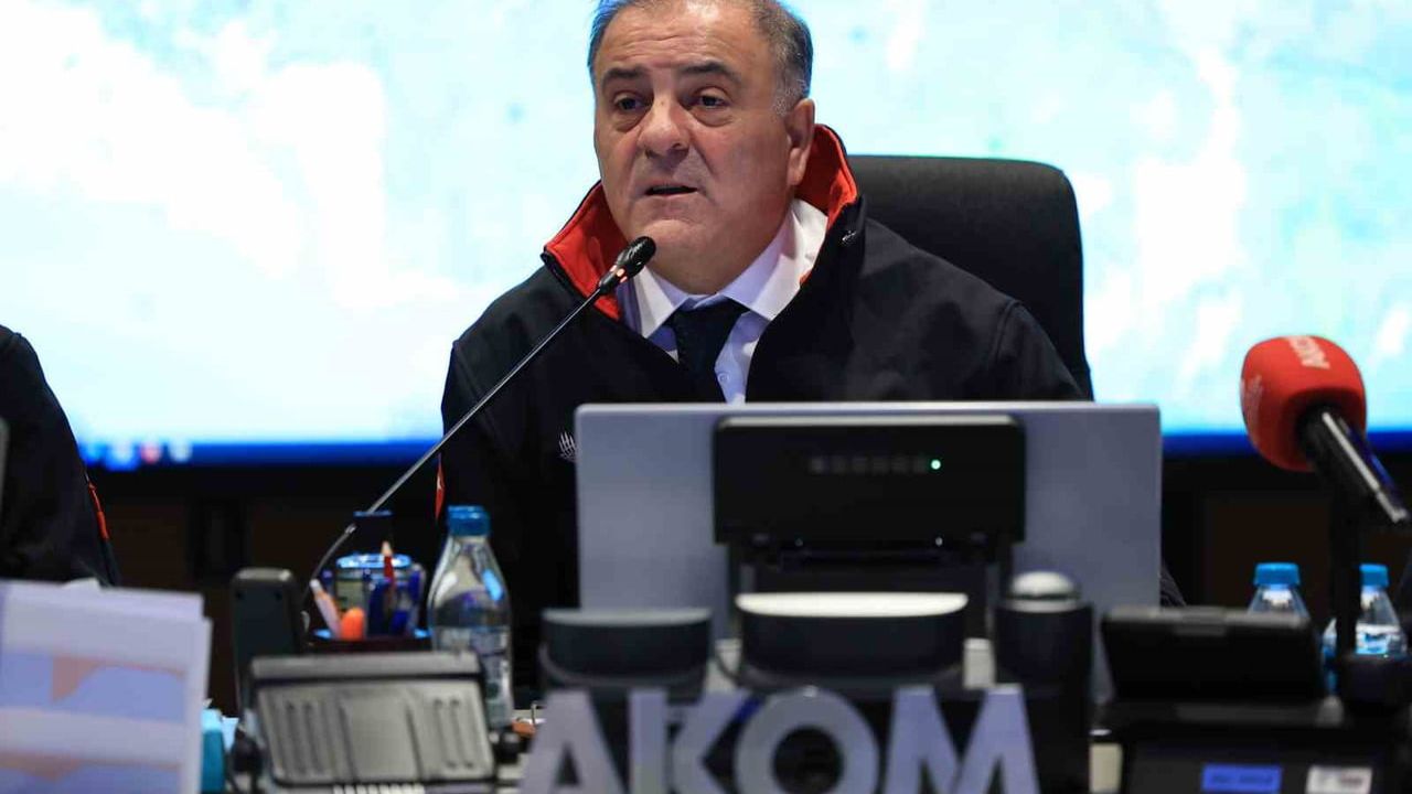 İBB Başkanvekili Nuri Aslan: İstanbul'da 3 bin 492 araç ve 170 traktörle karla mücadele sürüyor