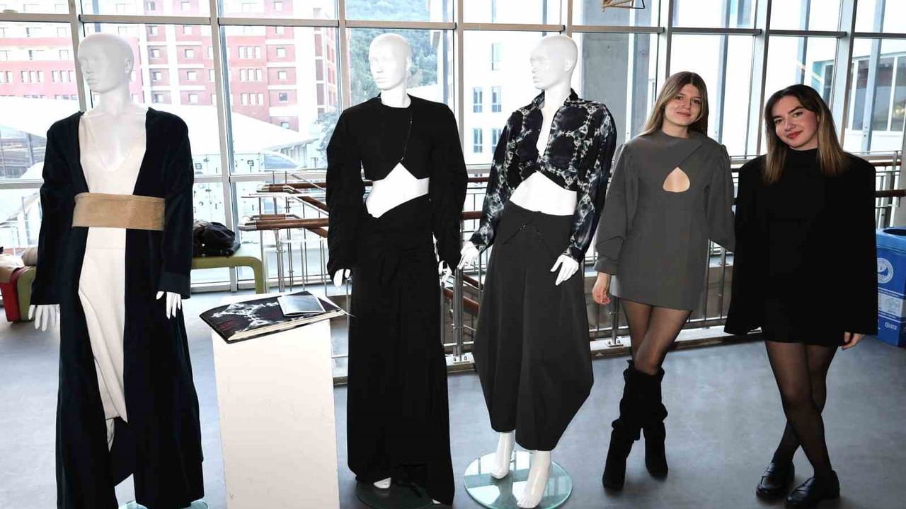 İEÜ öğrencileri ressamlardan ilham alarak 'Zamanlararası Moda ve Portre Diyalogları' koleksiyonunu sundu