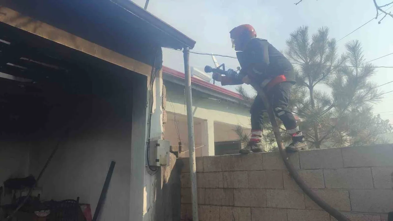 Iğdır’da iki ayrı yangın: Çatı katı ve Yaycı köyündeki ahşap ev zarar gördü