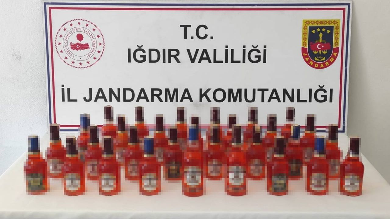 Iğdır'da kargo kutularında 40 litre kaçak viski ele geçirildi