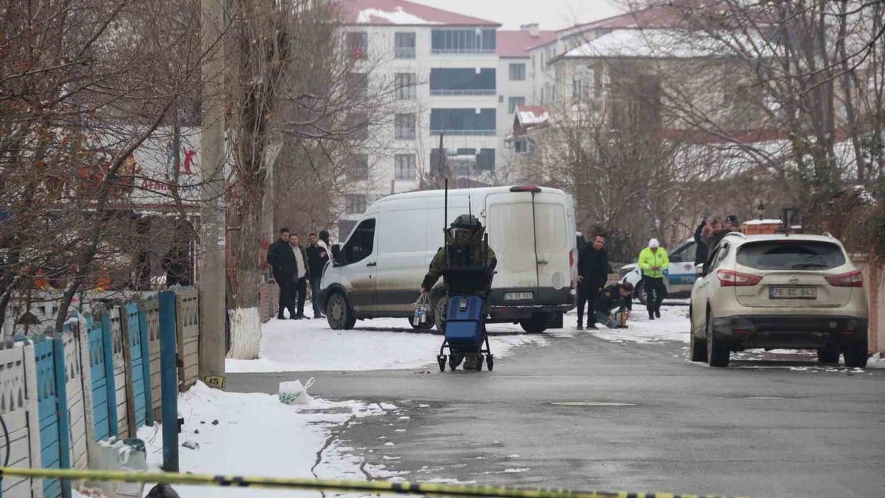 Iğdır'da şüpheli çanta fünye ile patlatıldı — İçinden çocuk kıyafetleri çıktı