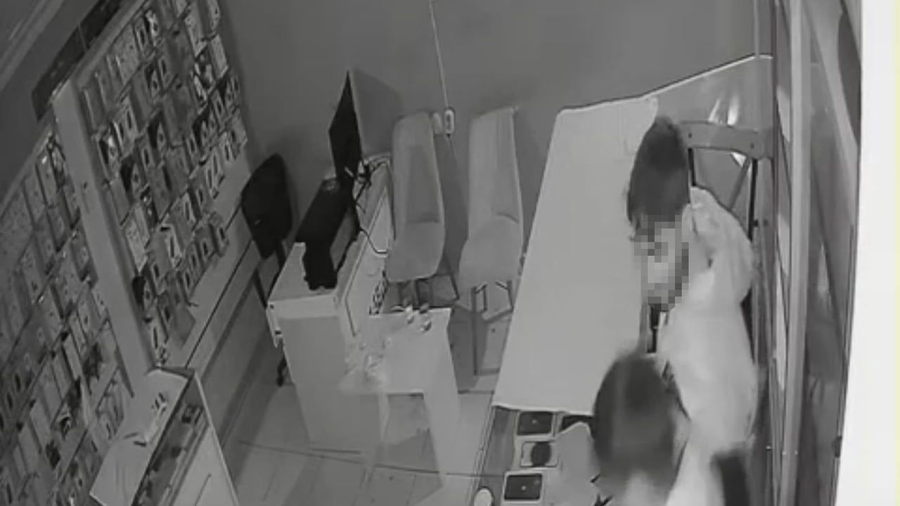 Iğdır'da telefon satış mağazasına gece hırsızlığı: Çok sayıda telefon çalındı