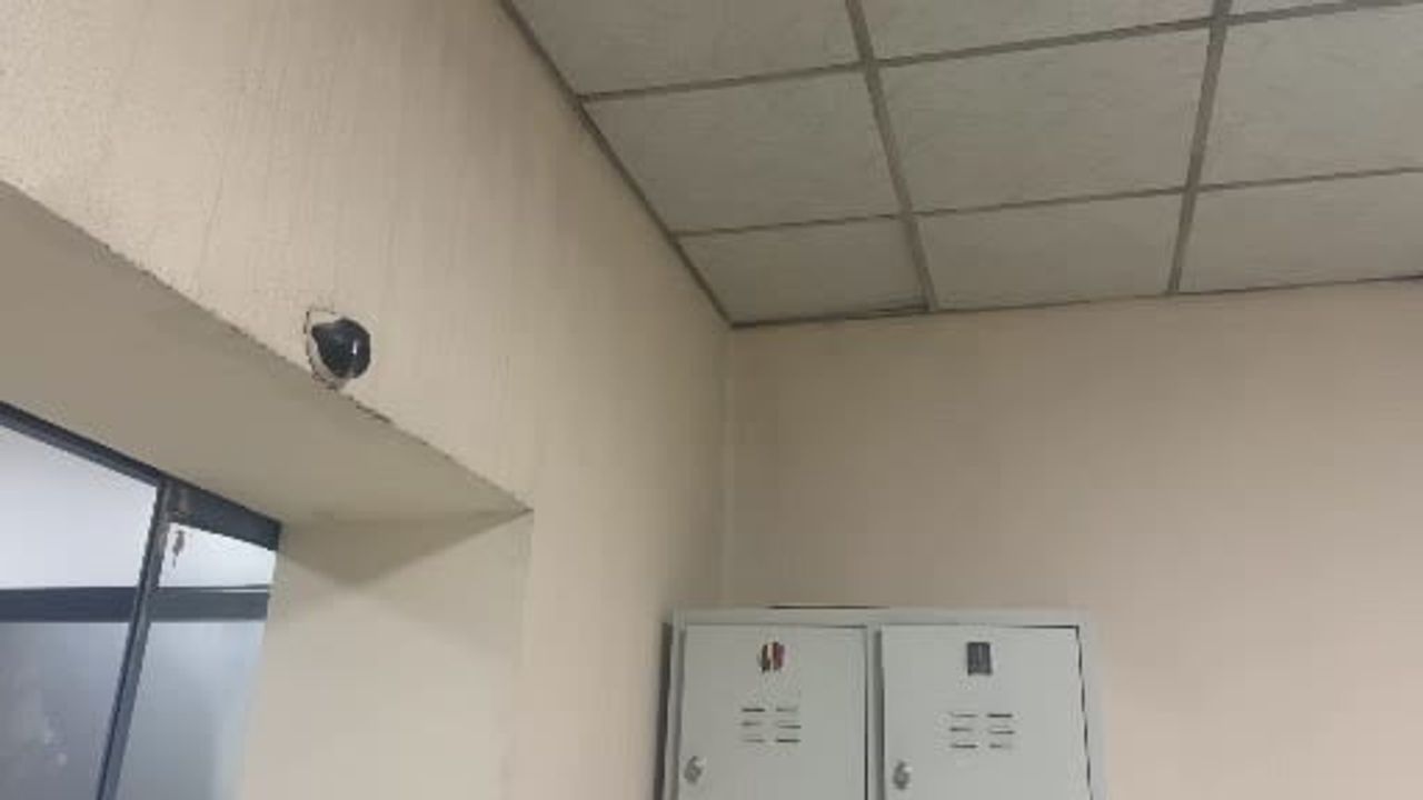 Iğdır Dr. Nevruz Erez Devlet Hastanesi'nde koridorda su sızıntısı: zemin çamurla kaplandı