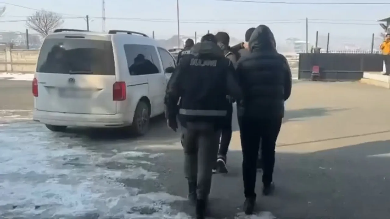 Iğdır polisi iki ayrı operasyonda fuhuş iddiası ve kaçakçılık şüphelilerini yakaladı