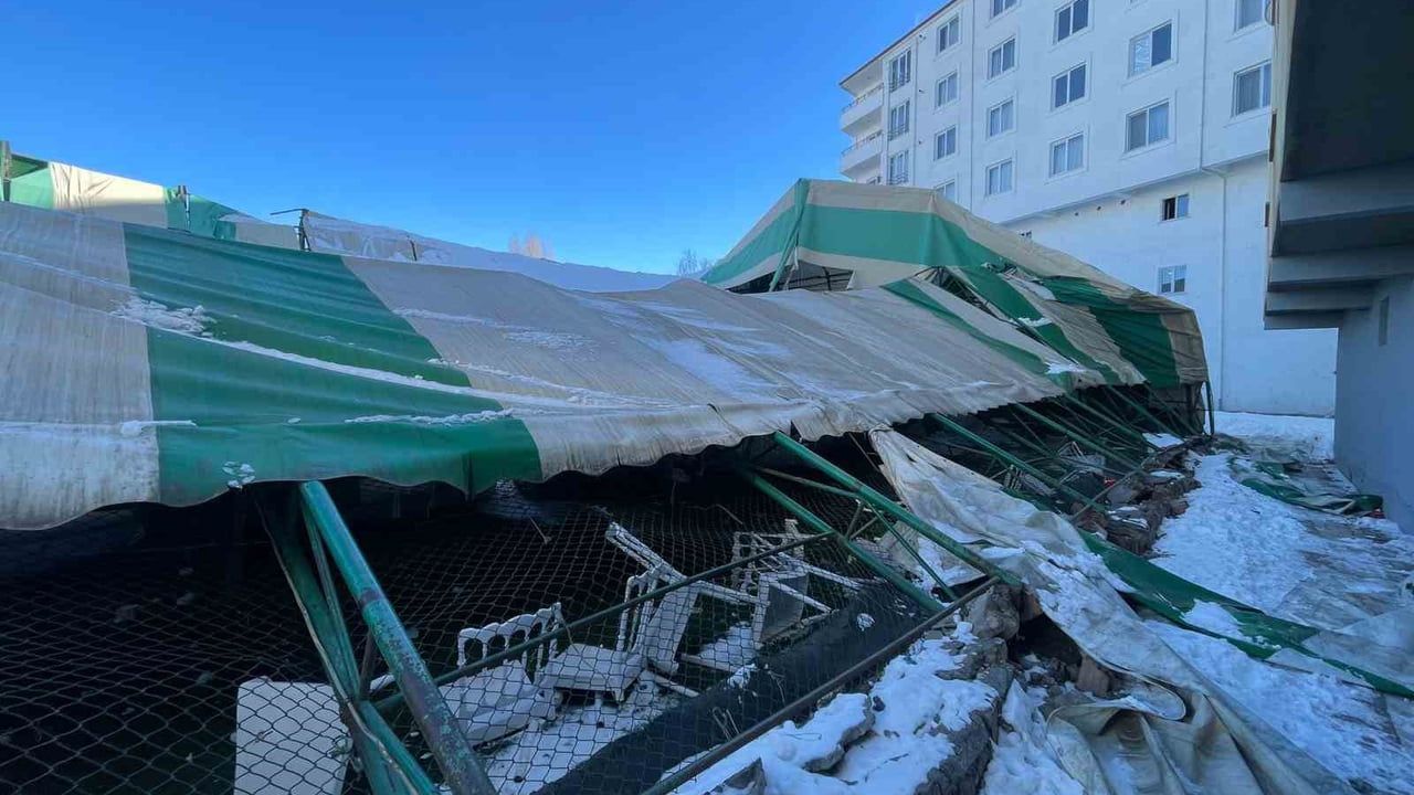 Iğdır Tuzluca'da düğün salonu olarak kullanılan halı saha kar yağışının ardından çöktü