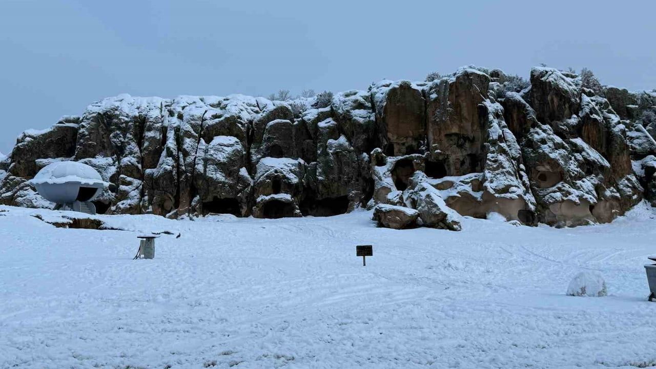 İhsaniye’de yoğun kar yağışı: Kar kalınlığı yaklaşık 10 santimetre