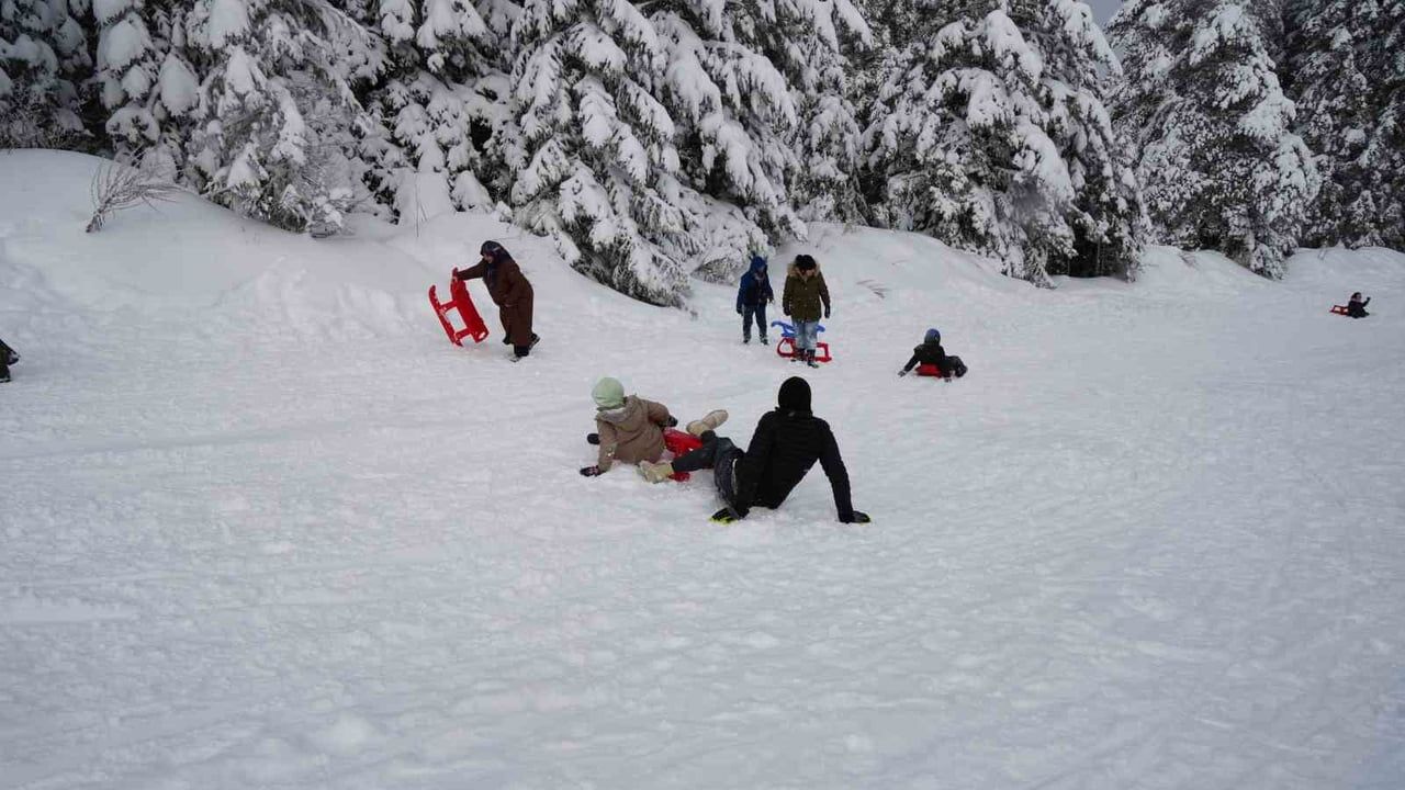 Ilgaz Dağı'nda yarıyıl tatili yoğunluğu: Yurduntepe Kayak Merkezi'nde kayak ve kızak keyfi