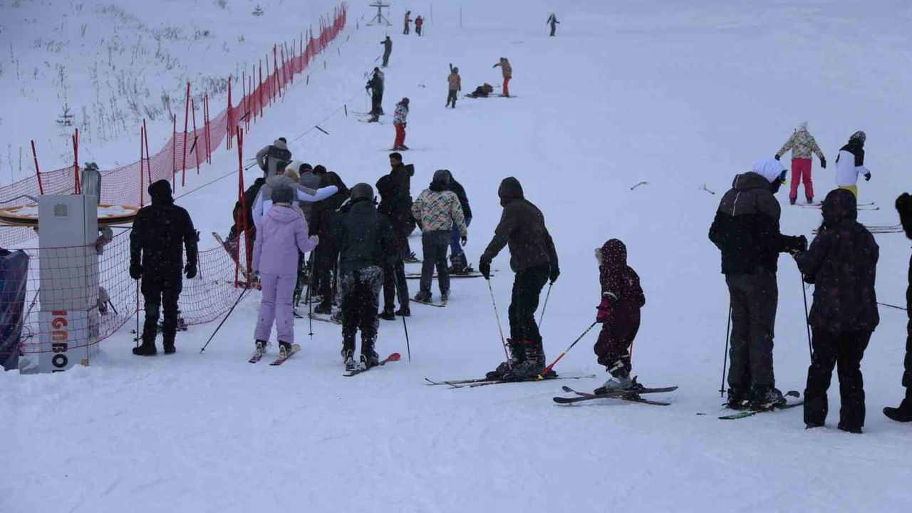 Ilgaz Yurduntepe Kayak Merkezi'nde sezon açılışı hafta sonu yoğunluğu yarattı