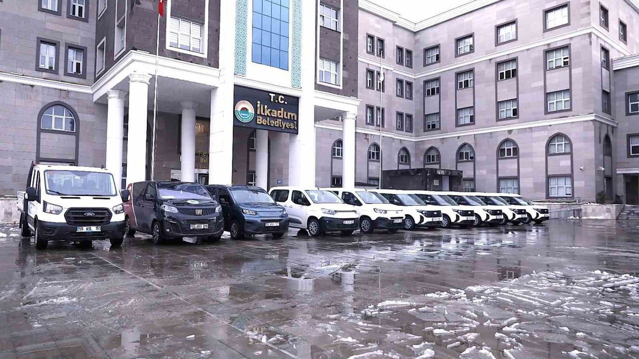 İlkadım Belediyesi filoyu güçlendirerek 10 yeni aracı hizmete aldı
