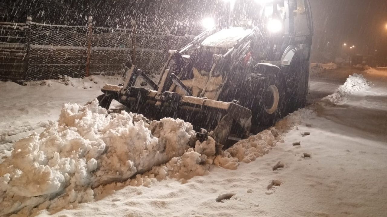 İlkadım’da kar mesaisi: Belediye ekipleri toplu taşıma çağrısı yaptı