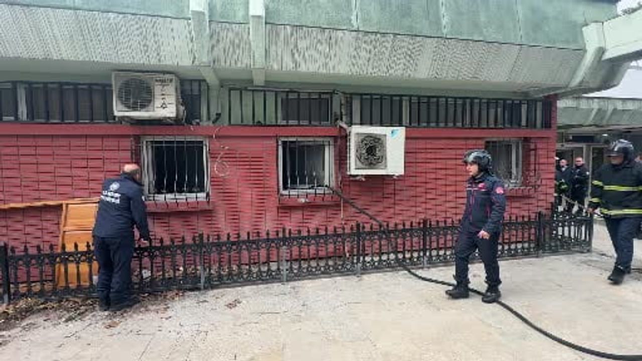 İlkadım'da Site Camisi çarşısında cuma namazı öncesi çıkan yangın kontrol altına alındı