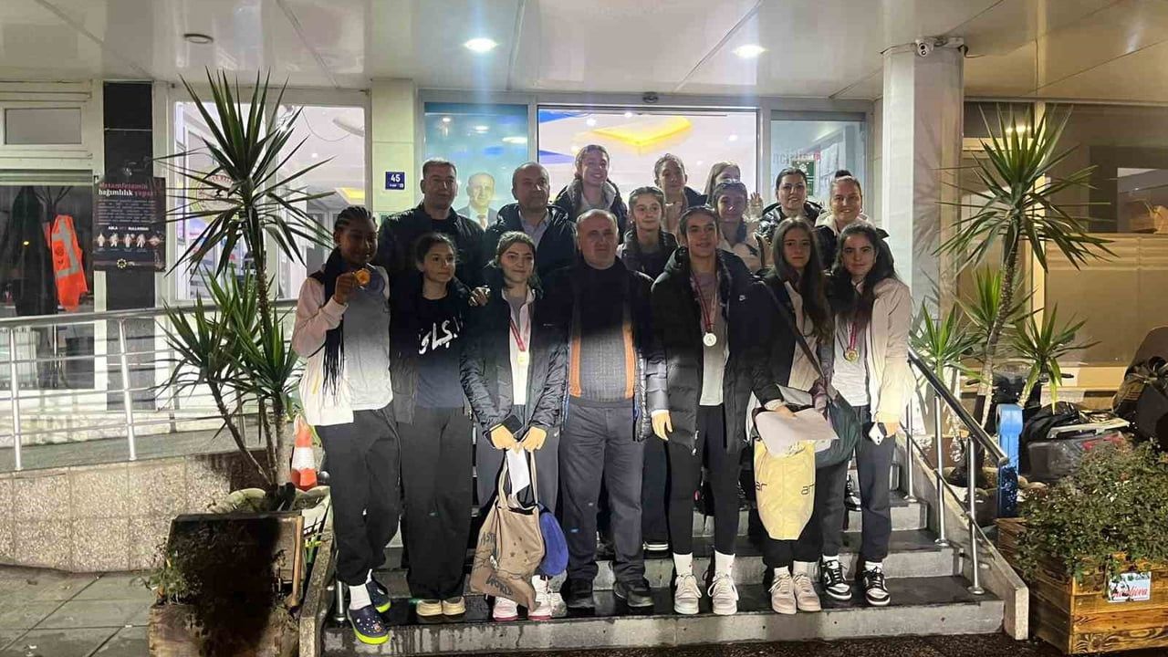 İncirliova Belediyesi, yolda kalan Yıldız Kızlar voleybol takımını ilçeye taşıdı