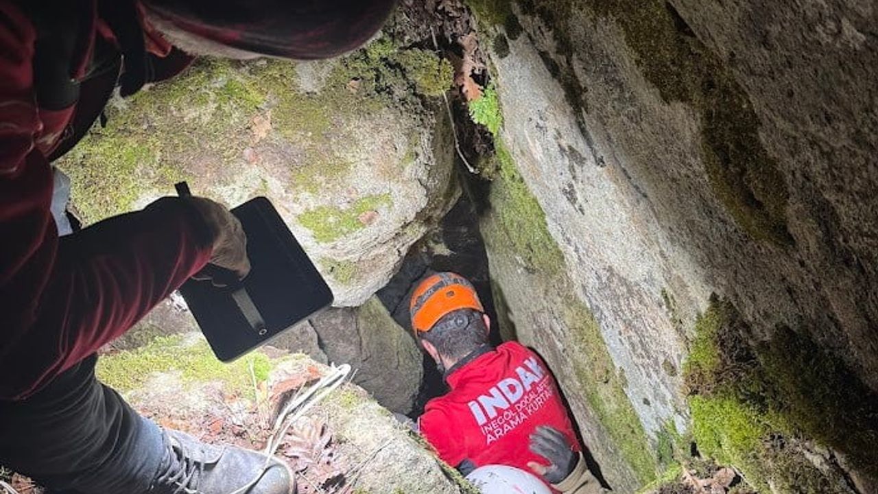 İNDAK, Süpürtü'de Mahsur Kalan İki Av Köpeğini Başarıyla Kurtardı