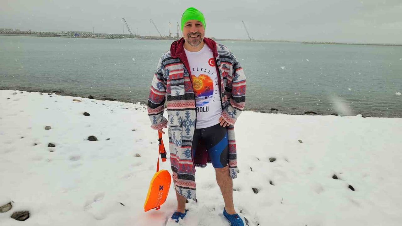 İnebolu'da kar altında denize giren 54 yaşındaki Saim Gürel