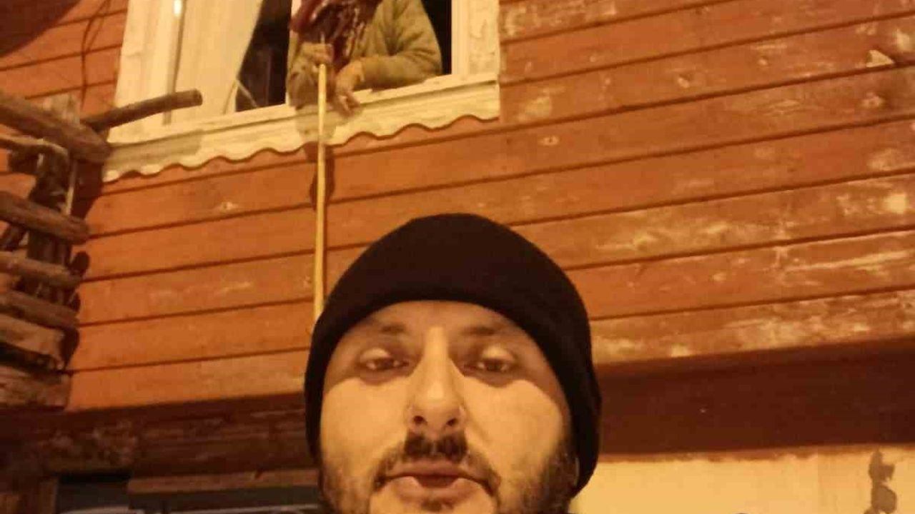 İnebolu’da Muhtar Bayram Körpe, 82 Yaşındaki Sultan Kurt’un İlaçlarını 2 km Yürüyerek Ulaştırdı