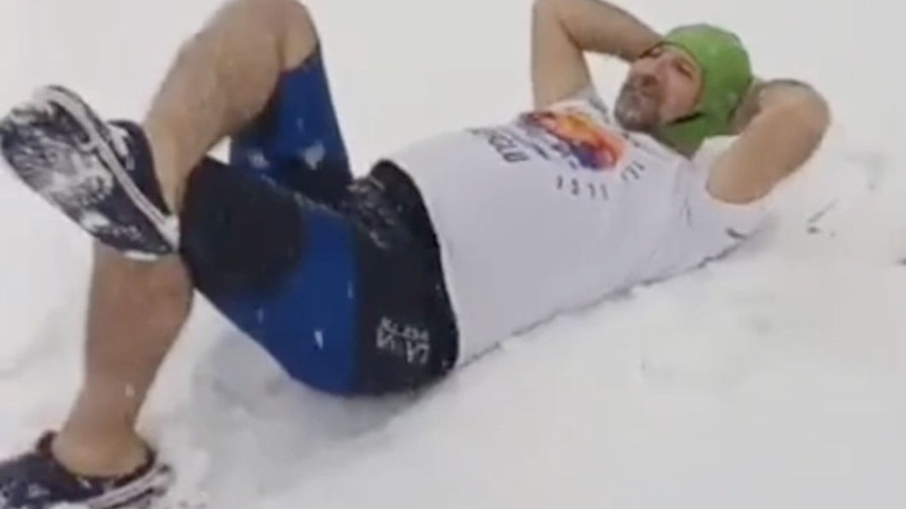 İnebolu'da yeni yılın ilk gününde kar altında denize giren Saim Gürel