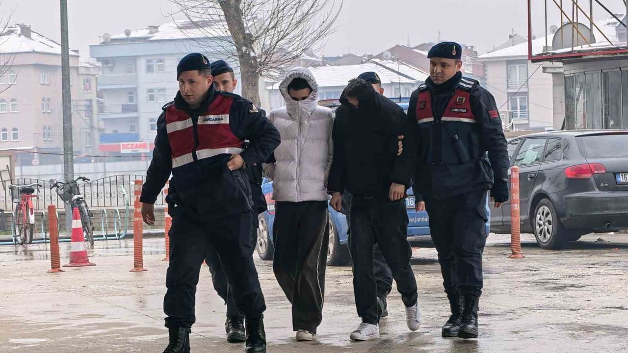 İnegöl'de 250 metre internet kablosu çalan 2 şüpheli tutuklandı