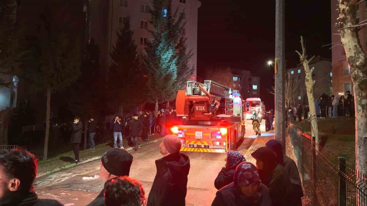 İnegöl’de 4. kattaki dairede yangın: 1’i çocuk 3 kişi dumandan etkilendi