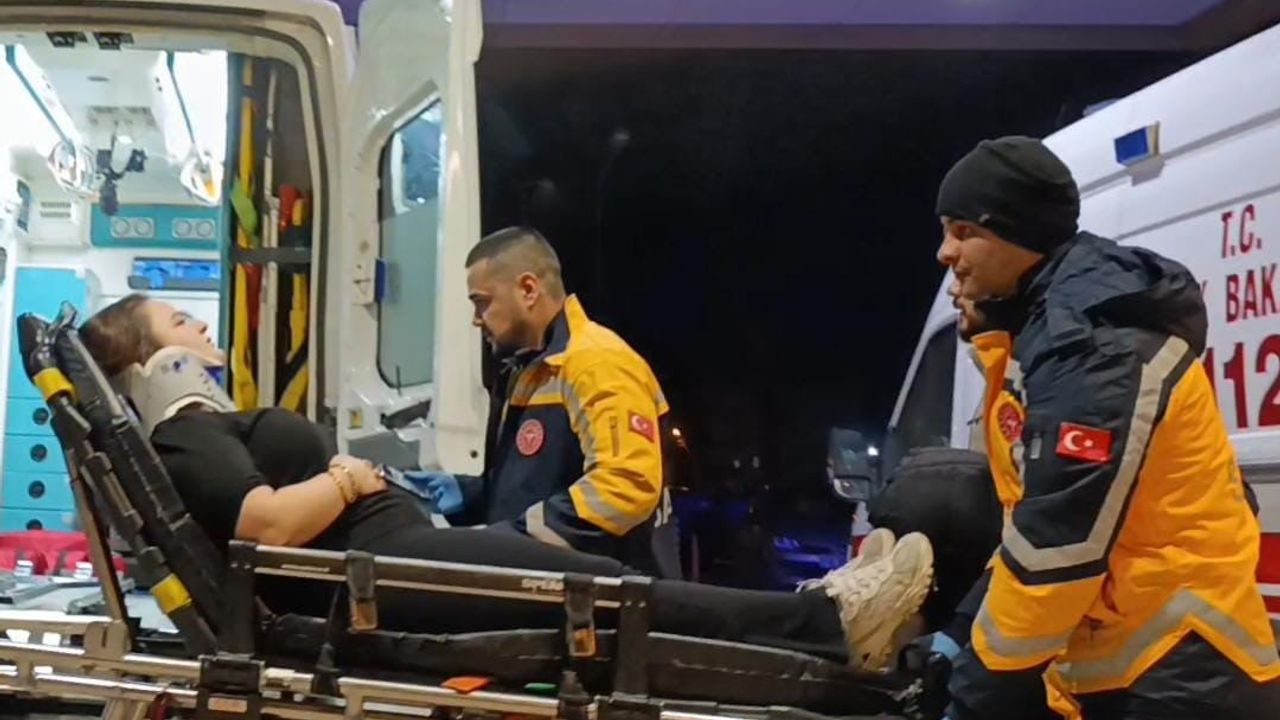 İnegöl’de Bursa-Ankara kara yolunda iki otomobil çarpıştı: 1’i çocuk, 3 yaralı