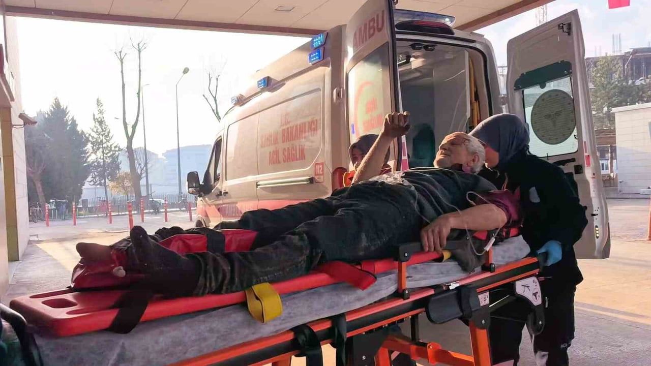 İnegöl'de depo istifinden devrilen inşaat demirleri altında kalan işçi yaralandı