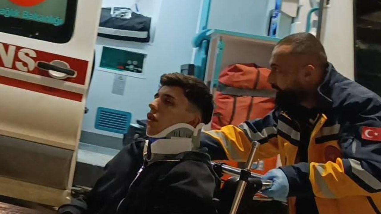 İnegöl'de direksiyon hakimiyetini kaybeden sürücü direğe çarptı: 1 yaralı