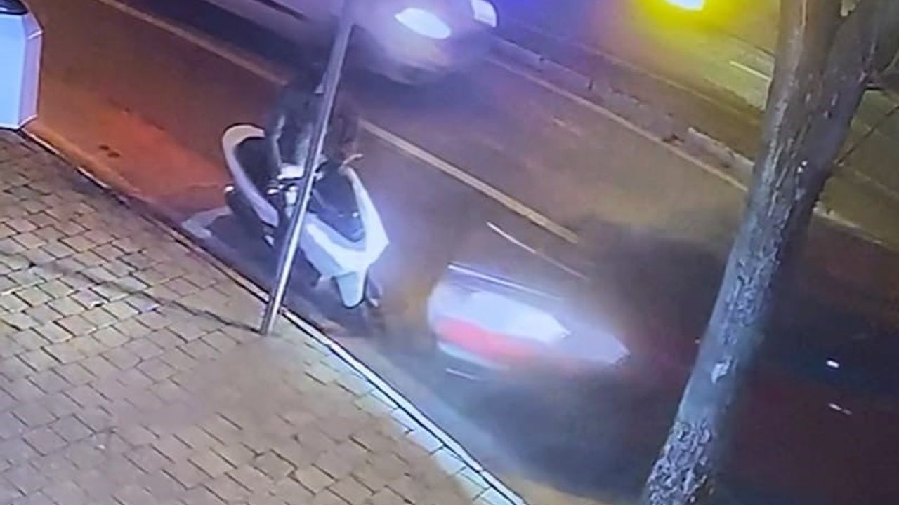 İnegöl'de fren yerine gaza basılan otomobil motosiklete çarptı: 2 yaralı