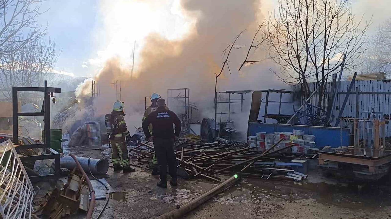 İnegöl'de hurdacıda yangın — Mahmudiye mahallesindeki geri dönüşüm tesisi 1 saatte söndürüldü