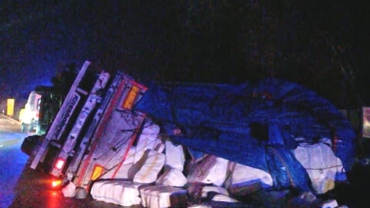 İnegöl'de iplik yüklü tır devrildi: sürücü yaralandı, jandarma soruşturma başlattı