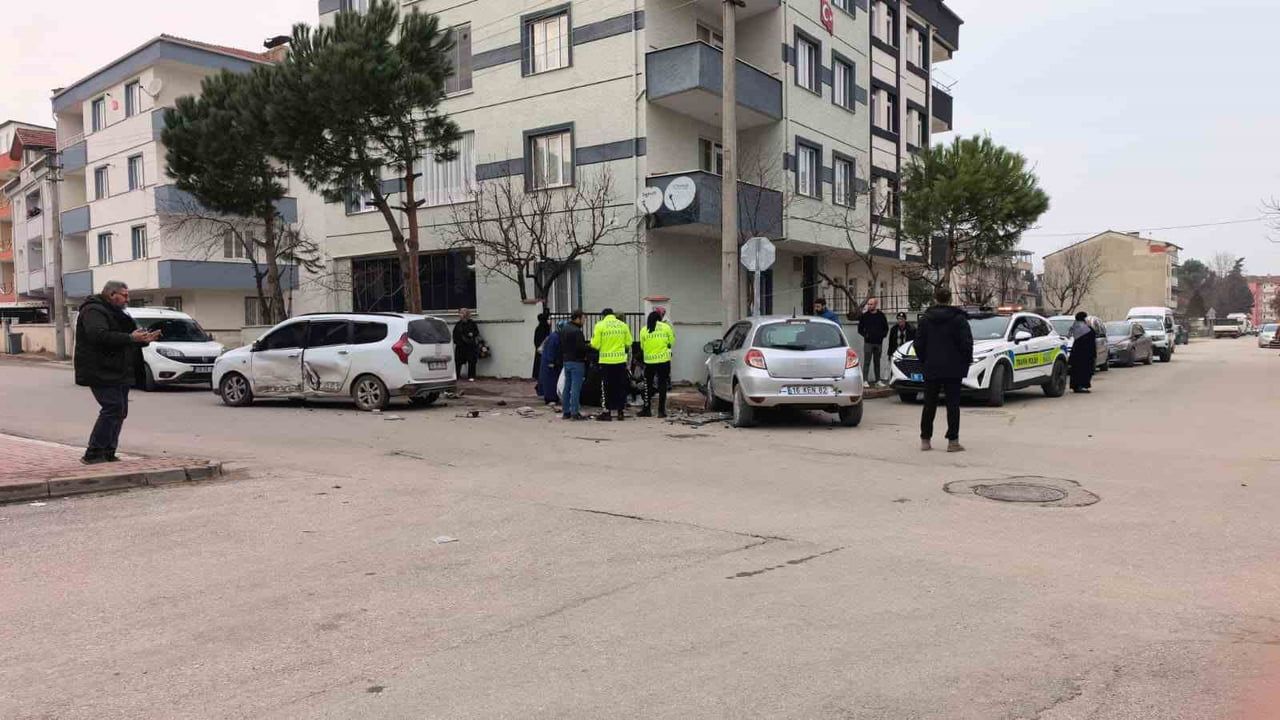 İnegöl'de karne dönüşünde trafik kazası: 2 yaralı, 7 yaşındaki çocuk şokta