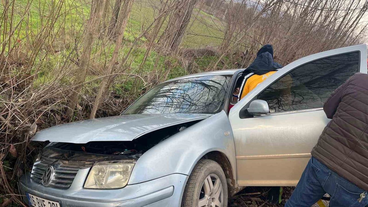 İnegöl'de kontrolden çıkan otomobil sulama kanalına düşüp ağaca çarptı