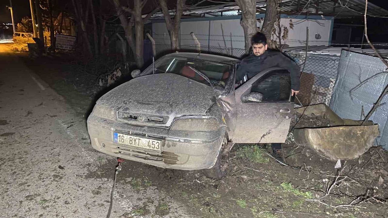 İnegöl'de otomobil kontrolden çıkarak ağaca çarptı: 4 genç kız yaralandı
